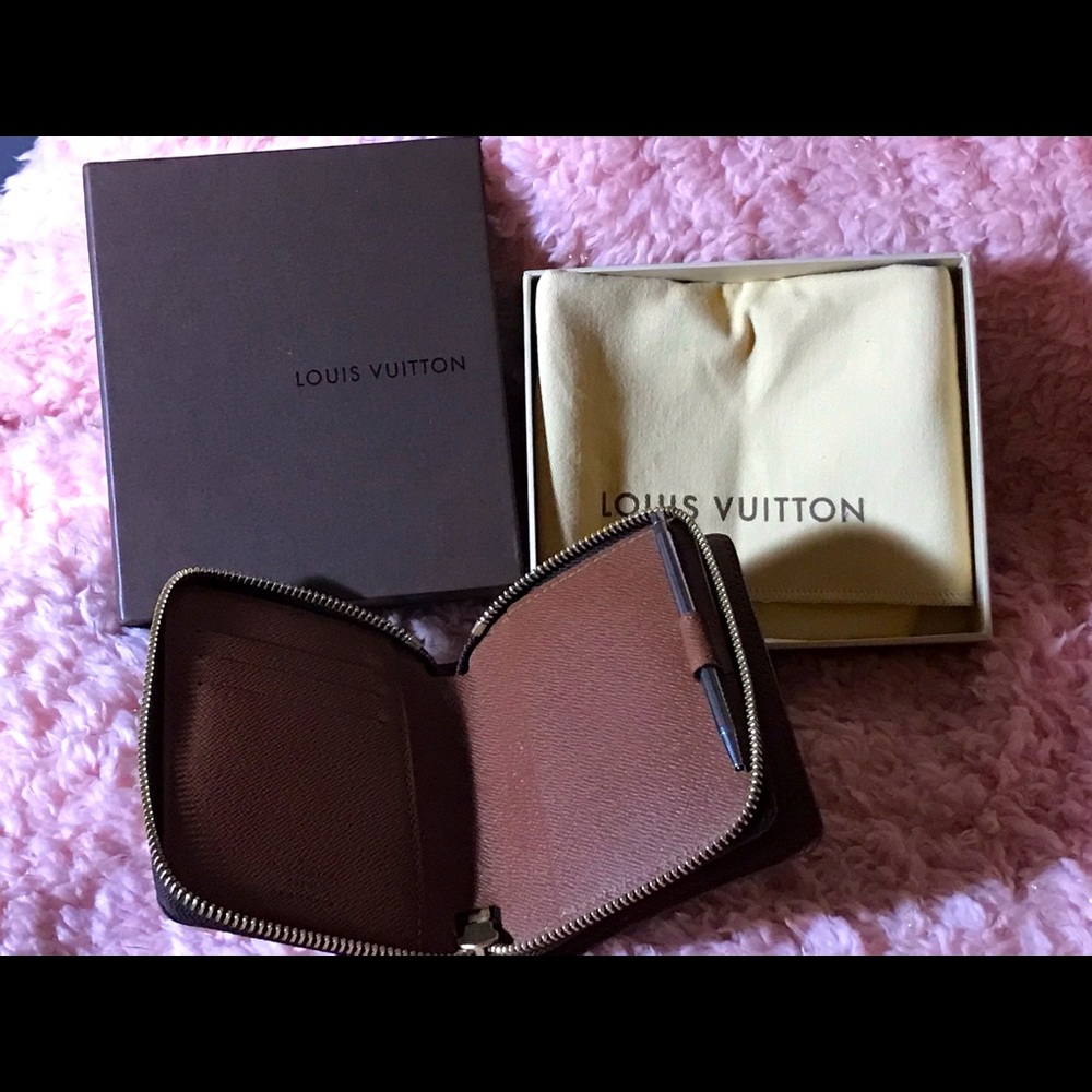 Louis Vuitton zipper wallet, two sided. Compartments, this is my final offer.